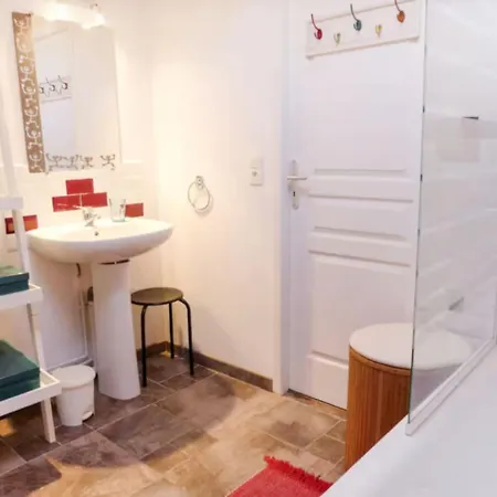 Апартаменты Charming T3 With Parking Near The Ocean